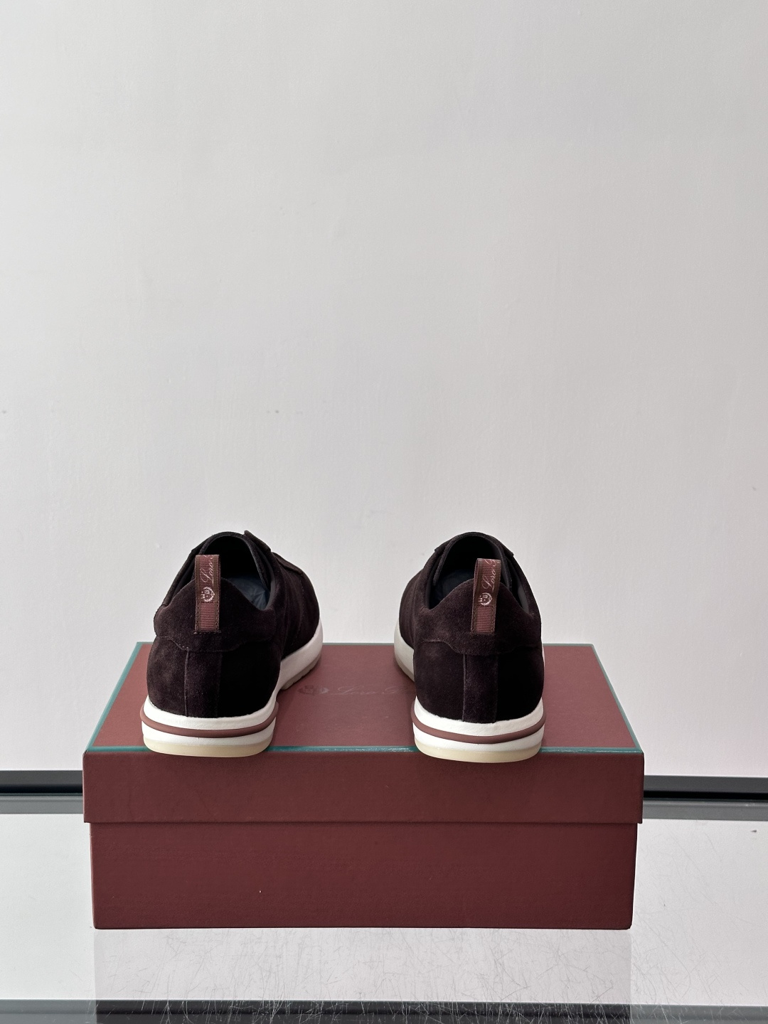 👟Loro Piana Summer Walk系列麂皮运动鞋，深棕色调，绒面革材质柔软舒适，轻质橡胶鞋底