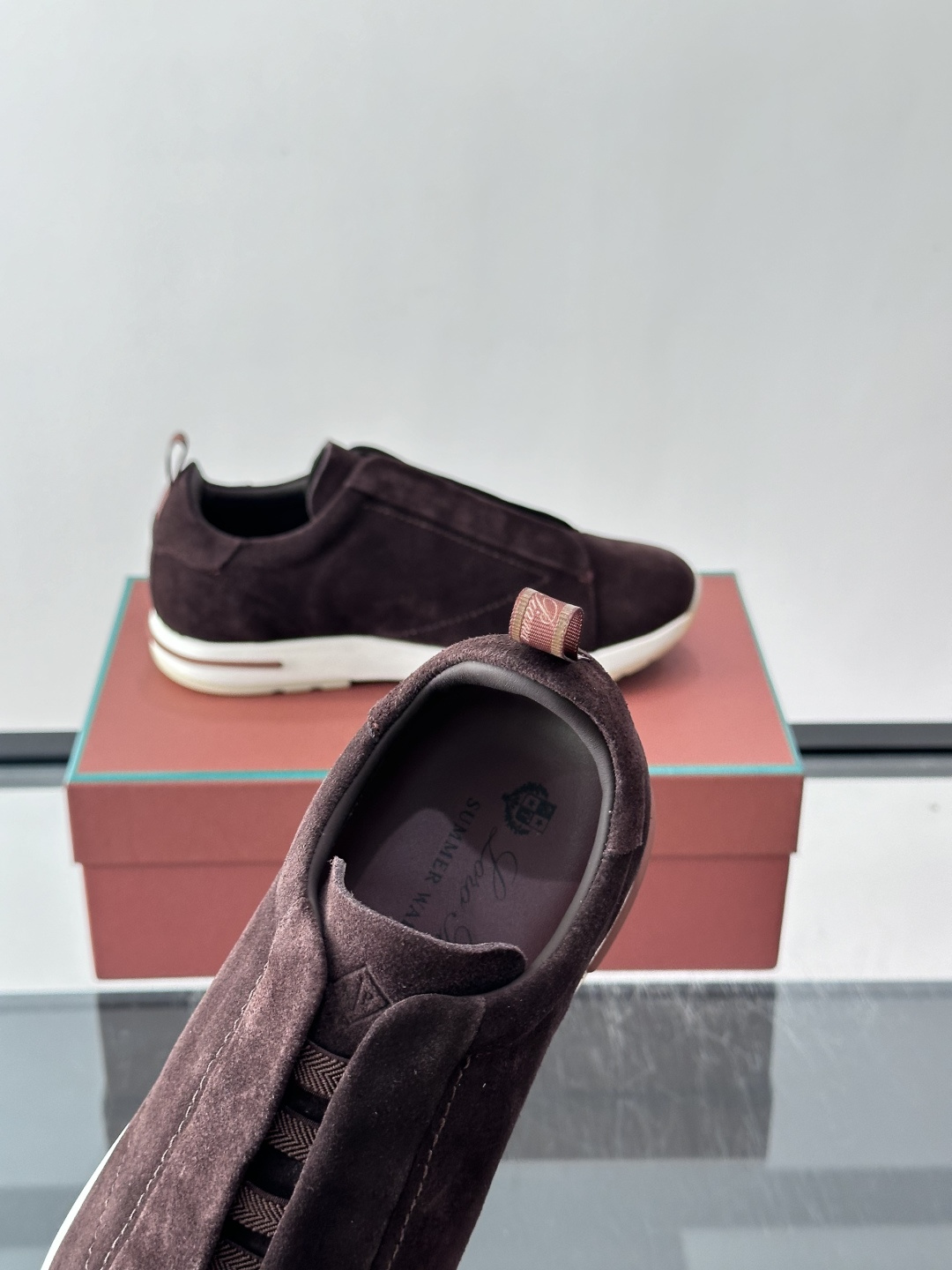 👟Loro Piana Summer Walk系列麂皮运动鞋，深棕色调，绒面革材质柔软舒适，轻质橡胶鞋底