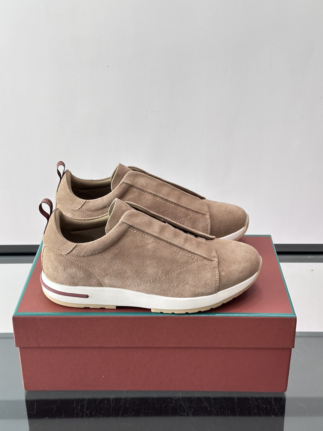 👟Loro Piana Summer Walk系列麂皮运动鞋，深棕色调，绒面革材质柔软舒适，轻质橡胶鞋底