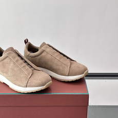👟Loro Piana Summer Walk系列麂皮运动鞋,深棕色调,绒面革材质柔软舒适,轻质橡胶鞋底 👟Loro Piana Summer Walk系列麂皮运动鞋,深棕色调,绒面革材质柔软舒适,轻质橡胶鞋底