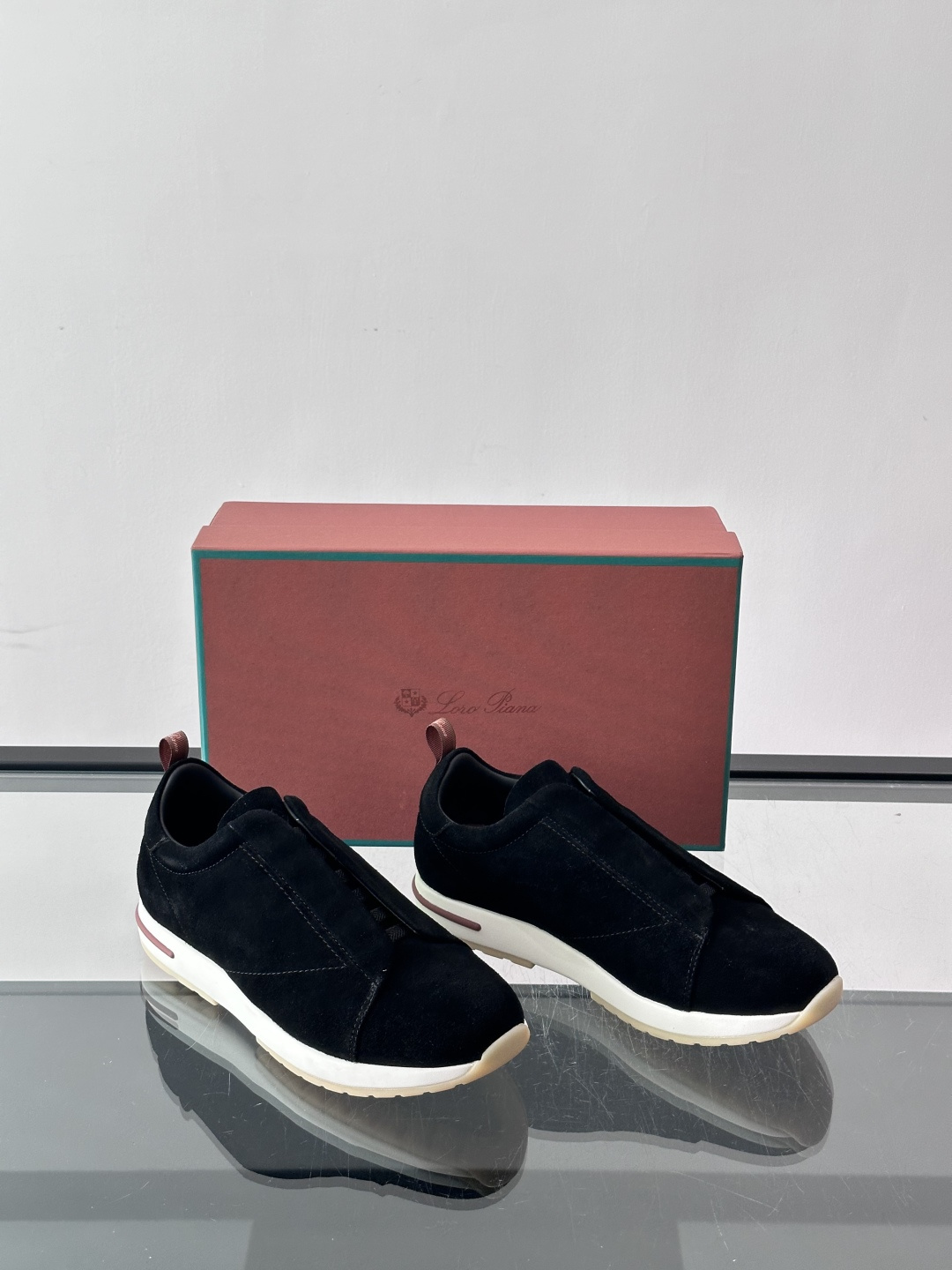 👟Loro Piana Summer Walk系列麂皮运动鞋，深棕色调，绒面革材质柔软舒适，轻质橡胶鞋底