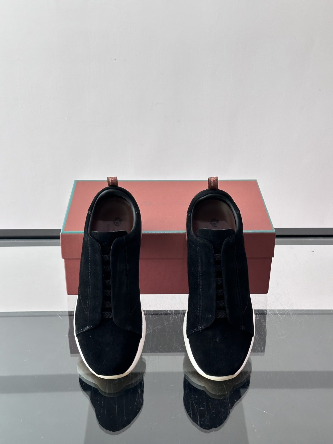 👟Loro Piana Summer Walk系列麂皮运动鞋，深棕色调，绒面革材质柔软舒适，轻质橡胶鞋底