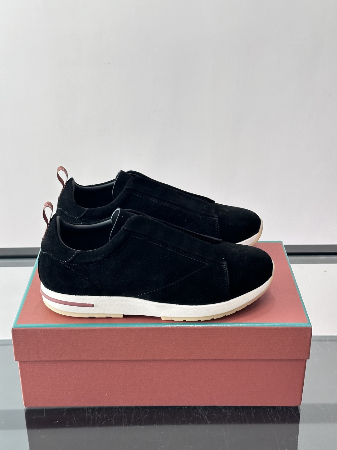 👟Loro Piana Summer Walk系列麂皮运动鞋，深棕色调，绒面革材质柔软舒适，轻质橡胶鞋底