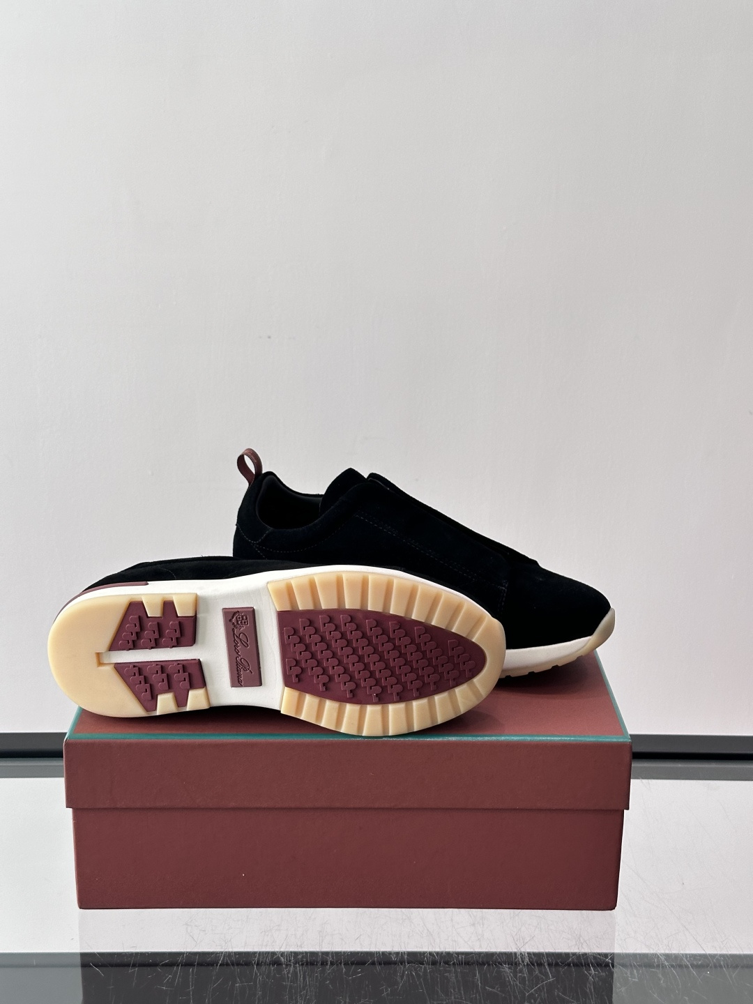 👟Loro Piana Summer Walk系列麂皮运动鞋，深棕色调，绒面革材质柔软舒适，轻质橡胶鞋底