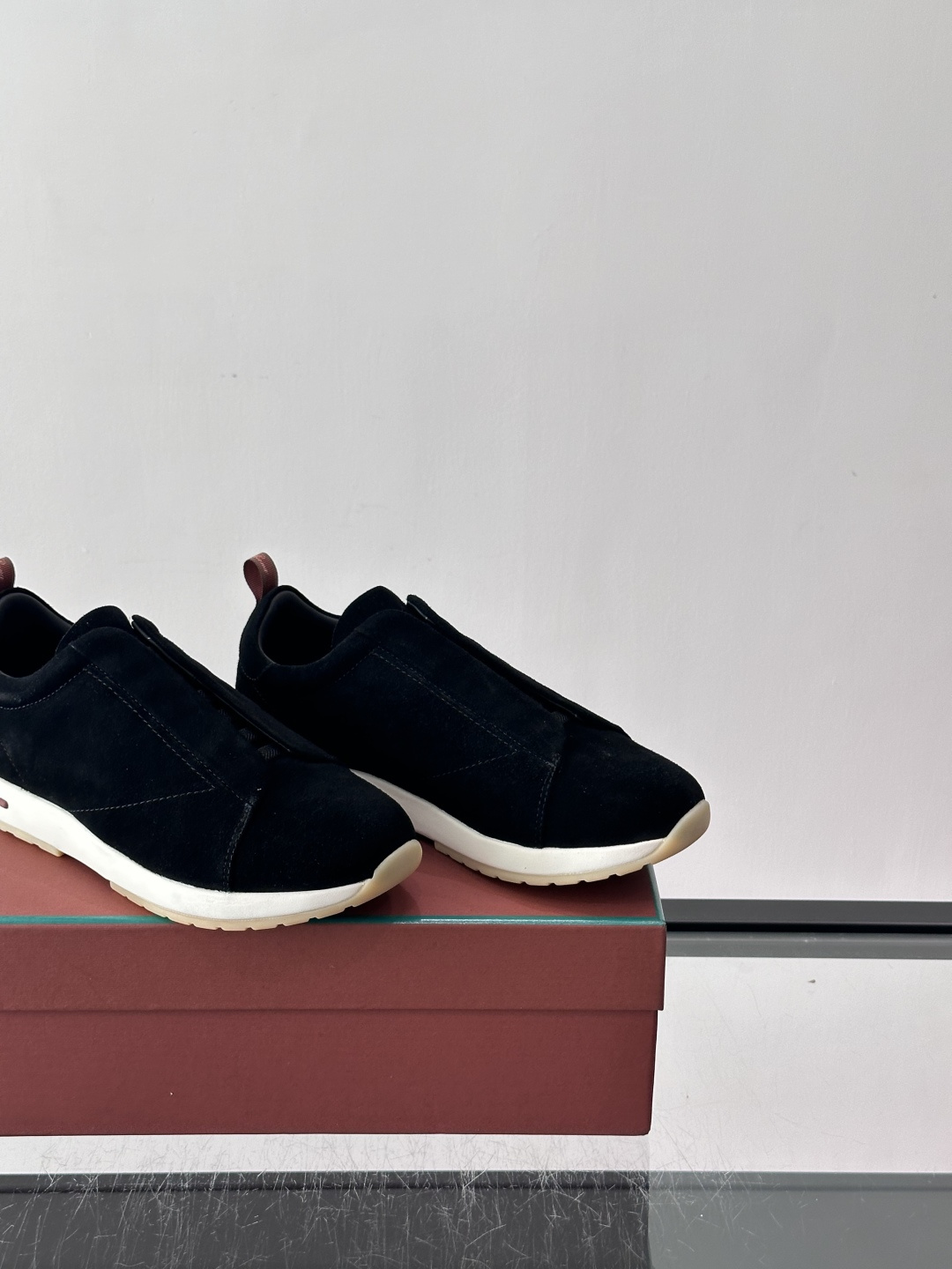 👟Loro Piana Summer Walk系列麂皮运动鞋，深棕色调，绒面革材质柔软舒适，轻质橡胶鞋底