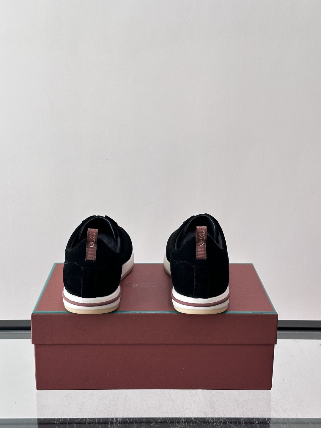 👟Loro Piana Summer Walk系列麂皮运动鞋，深棕色调，绒面革材质柔软舒适，轻质橡胶鞋底