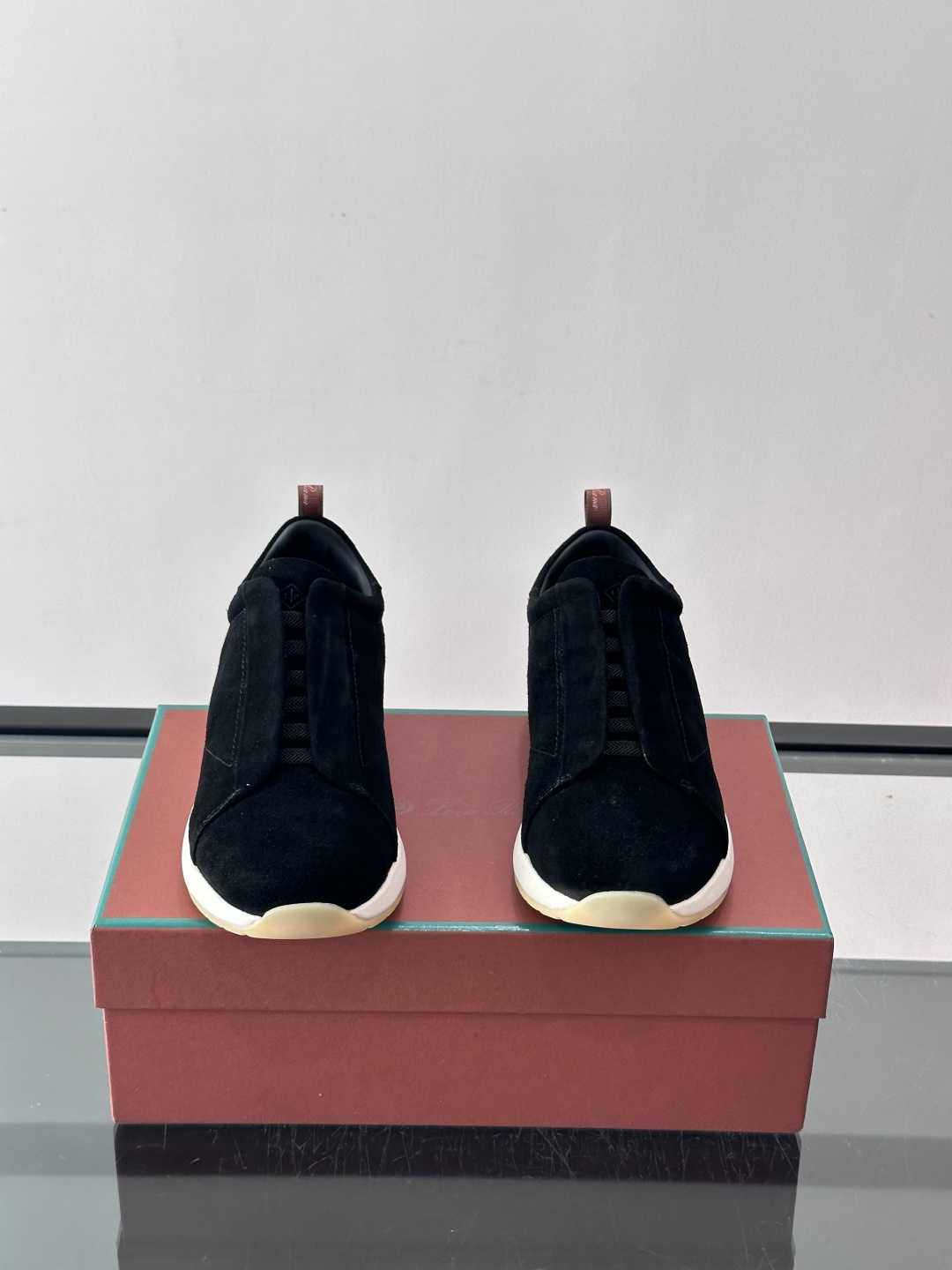 👟Loro Piana Summer Walk系列麂皮运动鞋，深棕色调，绒面革材质柔软舒适，轻质橡胶鞋底