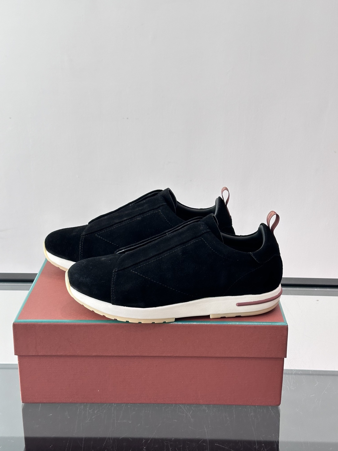 👟Loro Piana Summer Walk系列麂皮运动鞋，深棕色调，绒面革材质柔软舒适，轻质橡胶鞋底