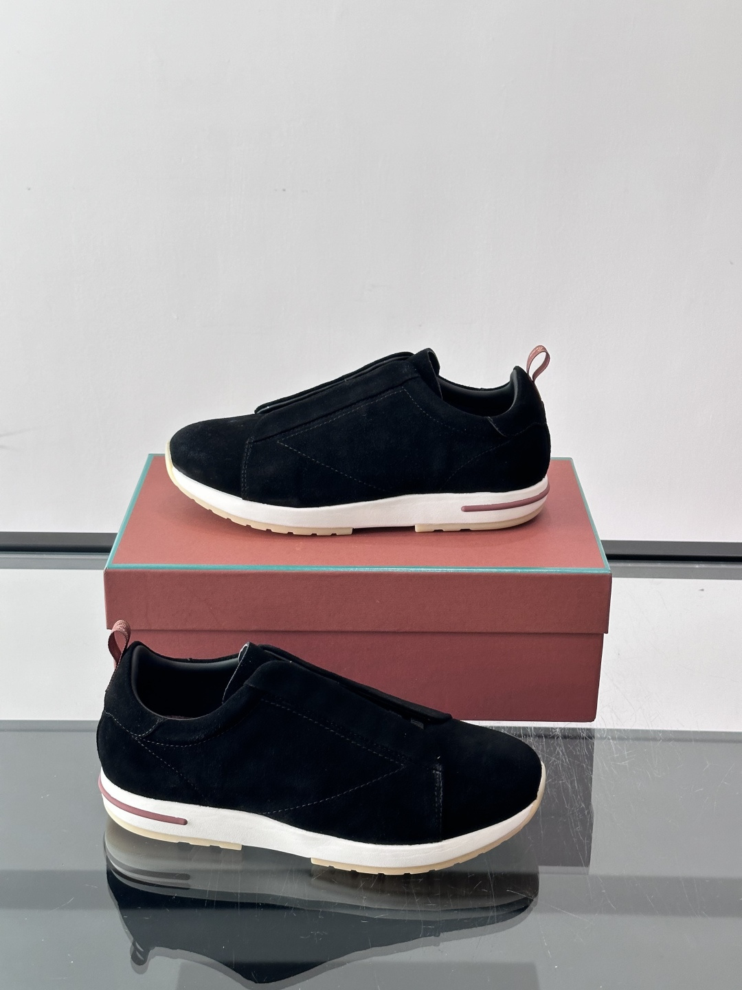 👟Loro Piana Summer Walk系列麂皮运动鞋，深棕色调，绒面革材质柔软舒适，轻质橡胶鞋底