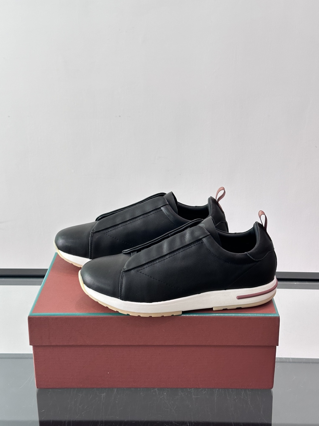 👟Loro Piana Tennis Walk休闲鞋，采用胎牛皮鞋面，柔软又耐穿，鞋底轻便舒适，适合长时