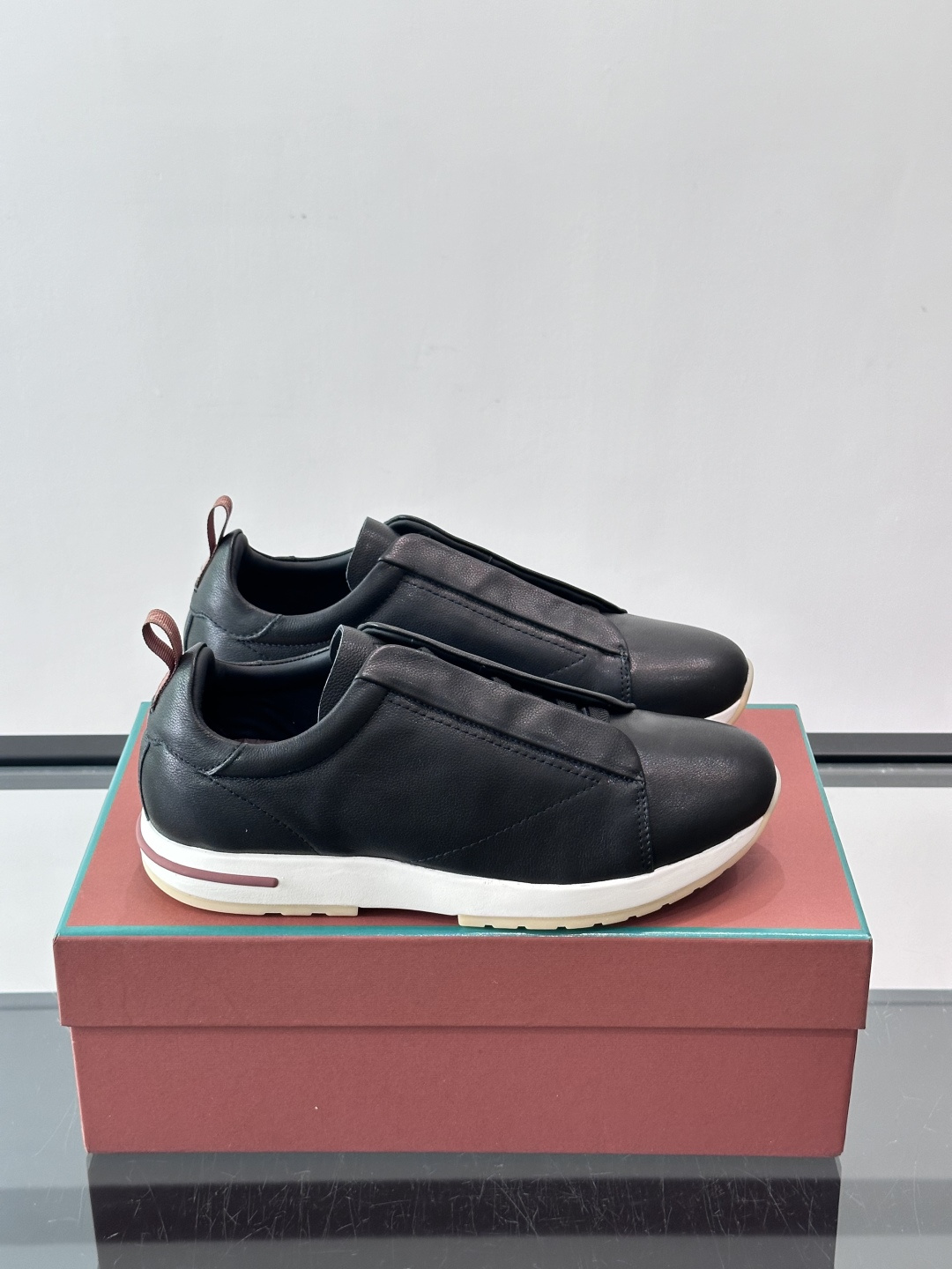 👟Loro Piana Tennis Walk休闲鞋，采用胎牛皮鞋面，柔软又耐穿，鞋底轻便舒适，适合长时