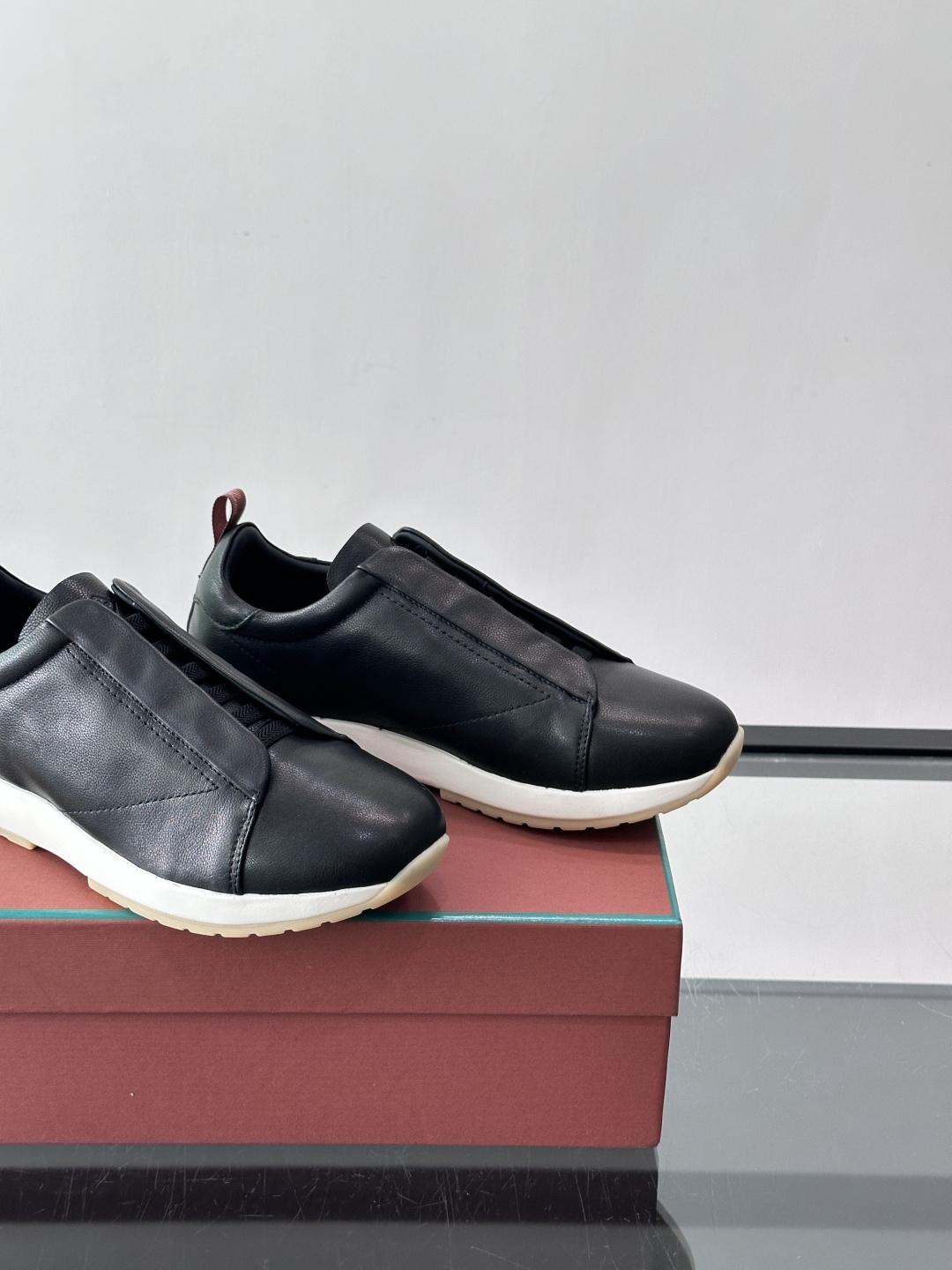 👟Loro Piana Tennis Walk休闲鞋，采用胎牛皮鞋面，柔软又耐穿，鞋底轻便舒适，适合长时