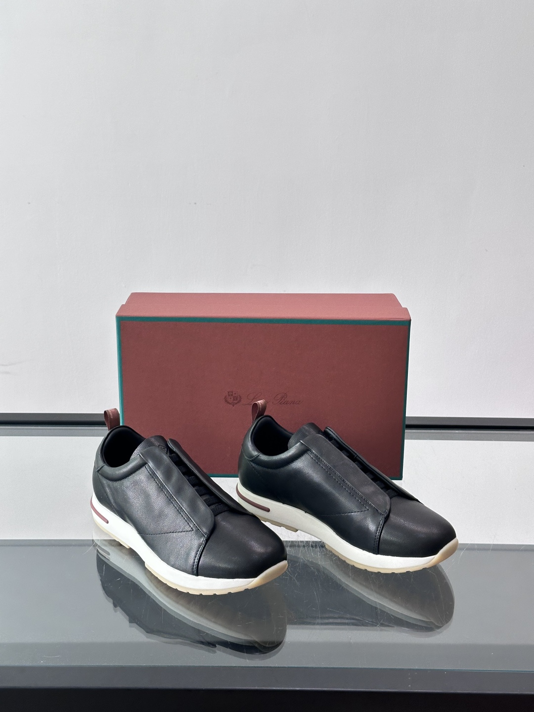 👟Loro Piana Tennis Walk休闲鞋，采用胎牛皮鞋面，柔软又耐穿，鞋底轻便舒适，适合长时
