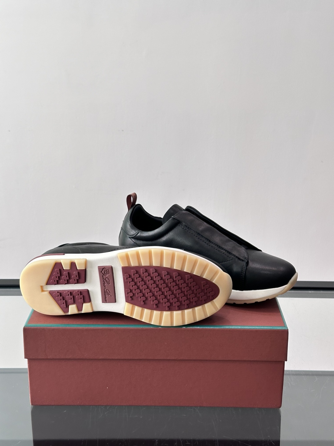 👟Loro Piana Tennis Walk休闲鞋，采用胎牛皮鞋面，柔软又耐穿，鞋底轻便舒适，适合长时