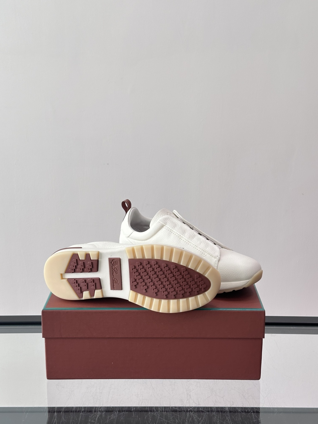 👟Loro Piana Tennis Walk休闲鞋，采用胎牛皮鞋面，柔软又耐穿，鞋底轻便舒适，适合长时