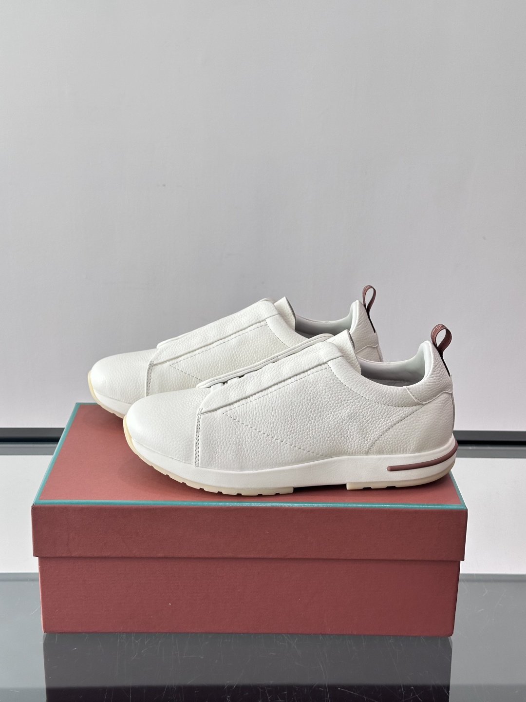 👟Loro Piana Tennis Walk休闲鞋，采用胎牛皮鞋面，柔软又耐穿，鞋底轻便舒适，适合长时