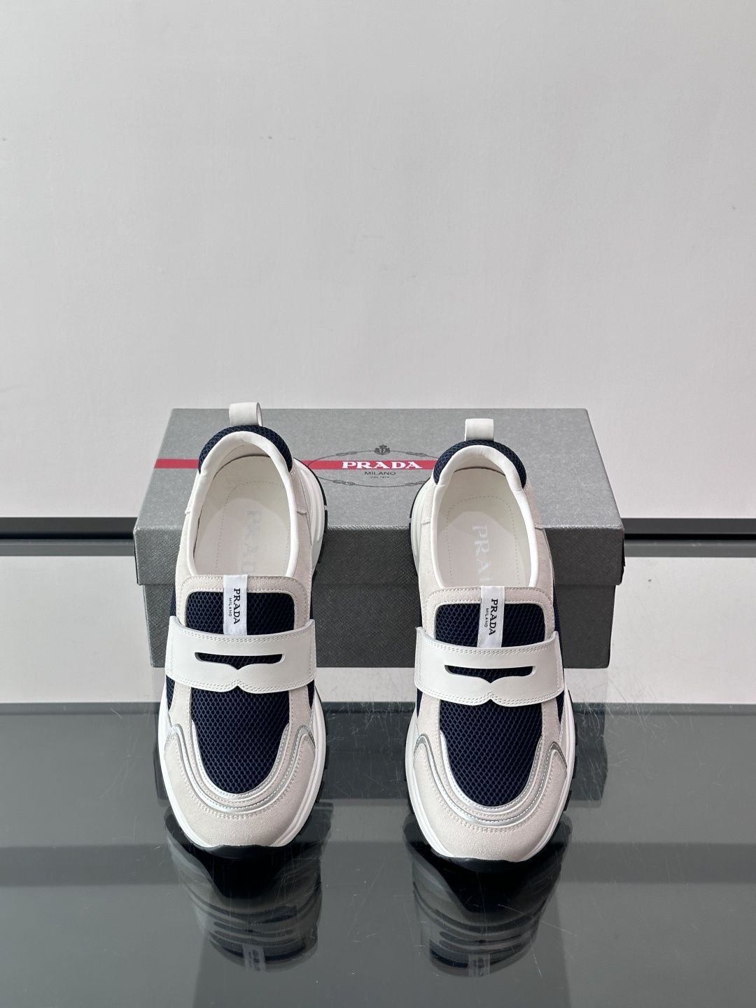 Prada 男士运动鞋，采用网布+织物拼接，搭配标志性魔术贴，穿脱超方便！厚底设计，缓震舒适，日常穿搭或