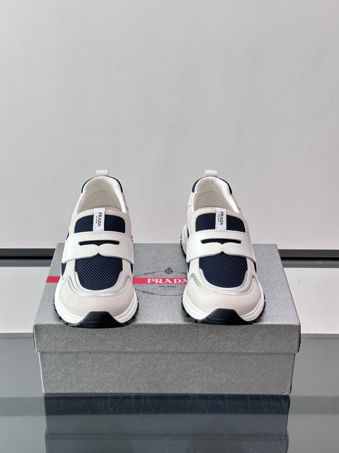 Prada 男士运动鞋，采用网布+织物拼接，搭配标志性魔术贴，穿脱超方便！厚底设计，缓震舒适，日常穿搭或