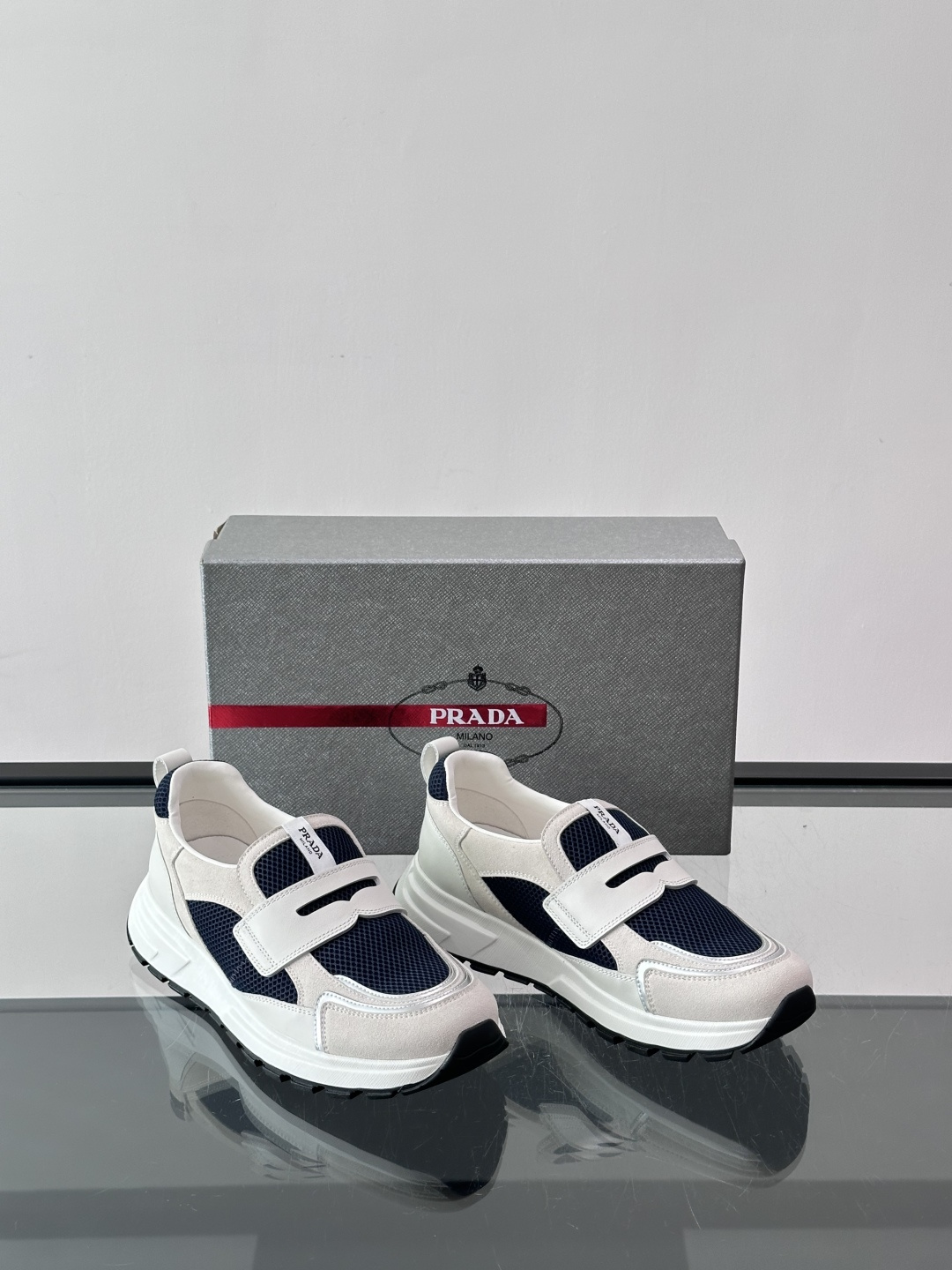 Prada 男士运动鞋，采用网布+织物拼接，搭配标志性魔术贴，穿脱超方便！厚底设计，缓震舒适，日常穿搭或