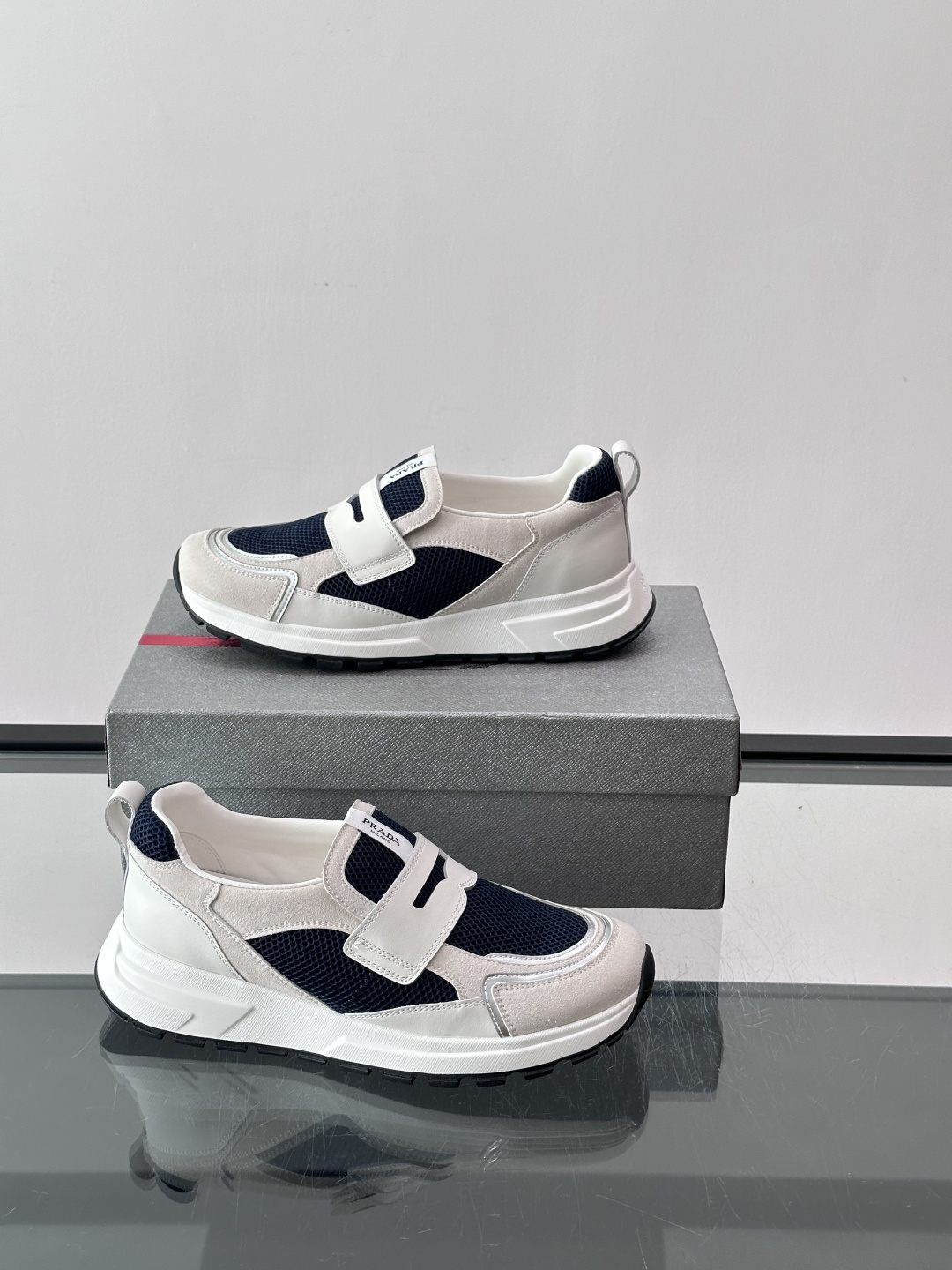 Prada 男士运动鞋，采用网布+织物拼接，搭配标志性魔术贴，穿脱超方便！厚底设计，缓震舒适，日常穿搭或