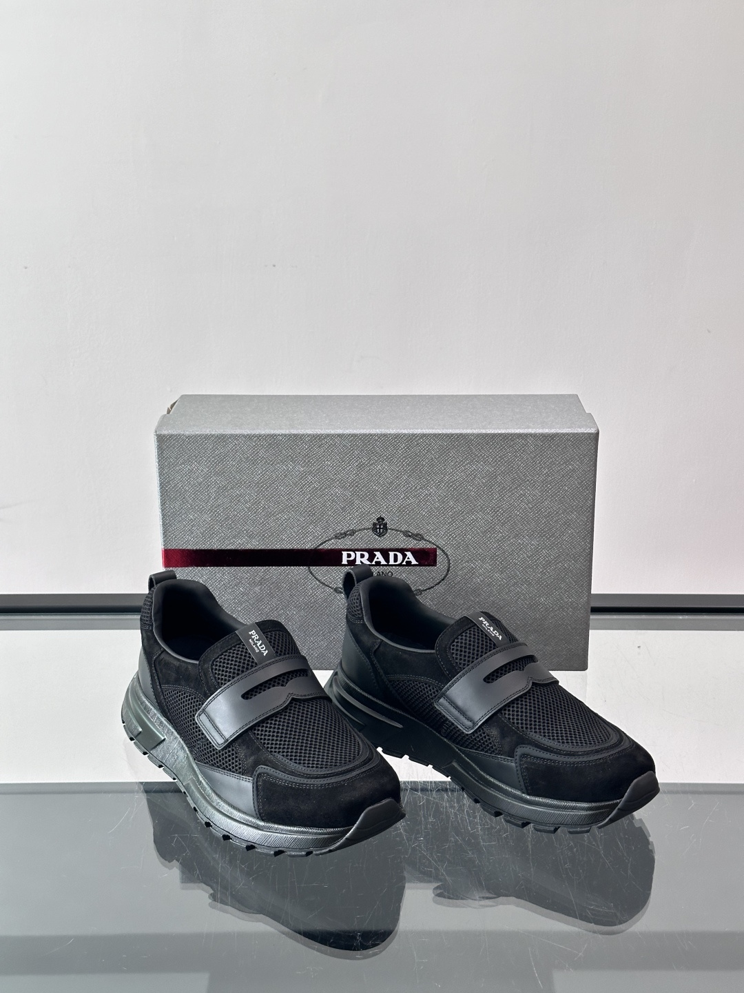 Prada 男士运动鞋，采用网布+织物拼接，搭配标志性魔术贴，穿脱超方便！厚底设计，缓震舒适，日常穿搭或