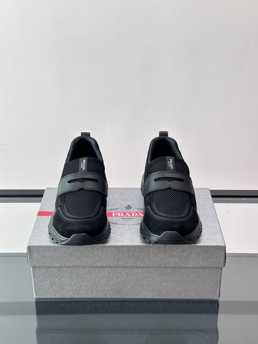 Prada 男士运动鞋，采用网布+织物拼接，搭配标志性魔术贴，穿脱超方便！厚底设计，缓震舒适，日常穿搭或