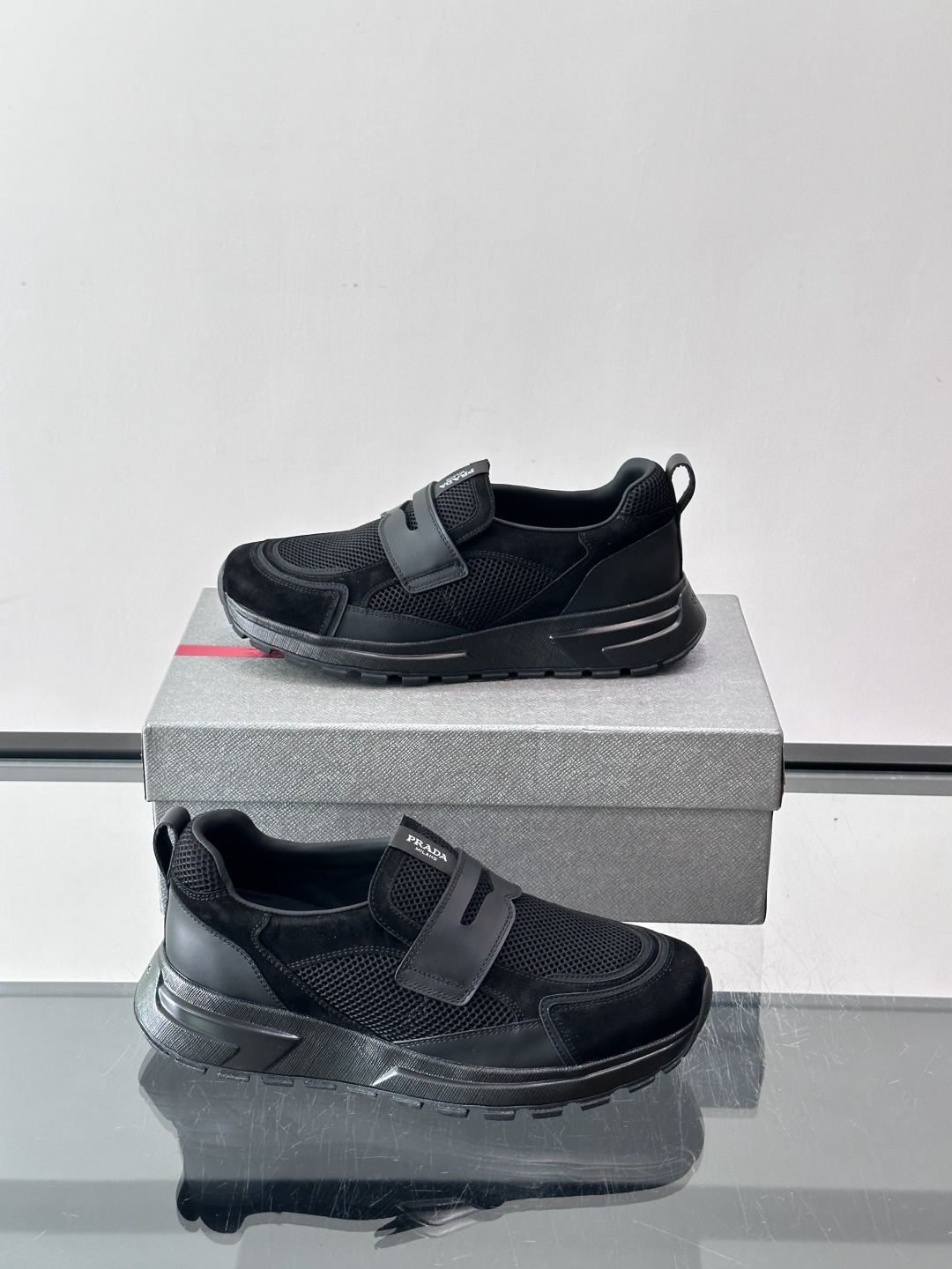 Prada 男士运动鞋，采用网布+织物拼接，搭配标志性魔术贴，穿脱超方便！厚底设计，缓震舒适，日常穿搭或