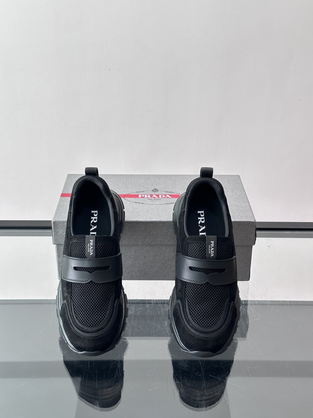 Prada 男士运动鞋，采用网布+织物拼接，搭配标志性魔术贴，穿脱超方便！厚底设计，缓震舒适，日常穿搭或
