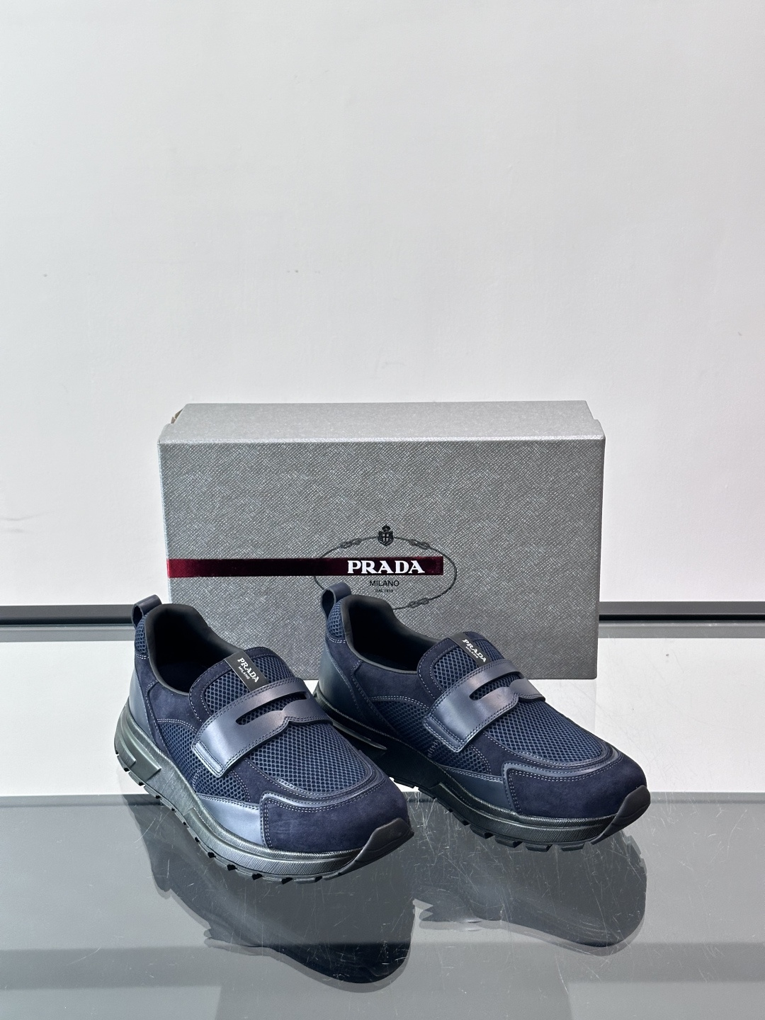 Prada 男士运动鞋，采用网布+织物拼接，搭配标志性魔术贴，穿脱超方便！厚底设计，缓震舒适，日常穿搭或