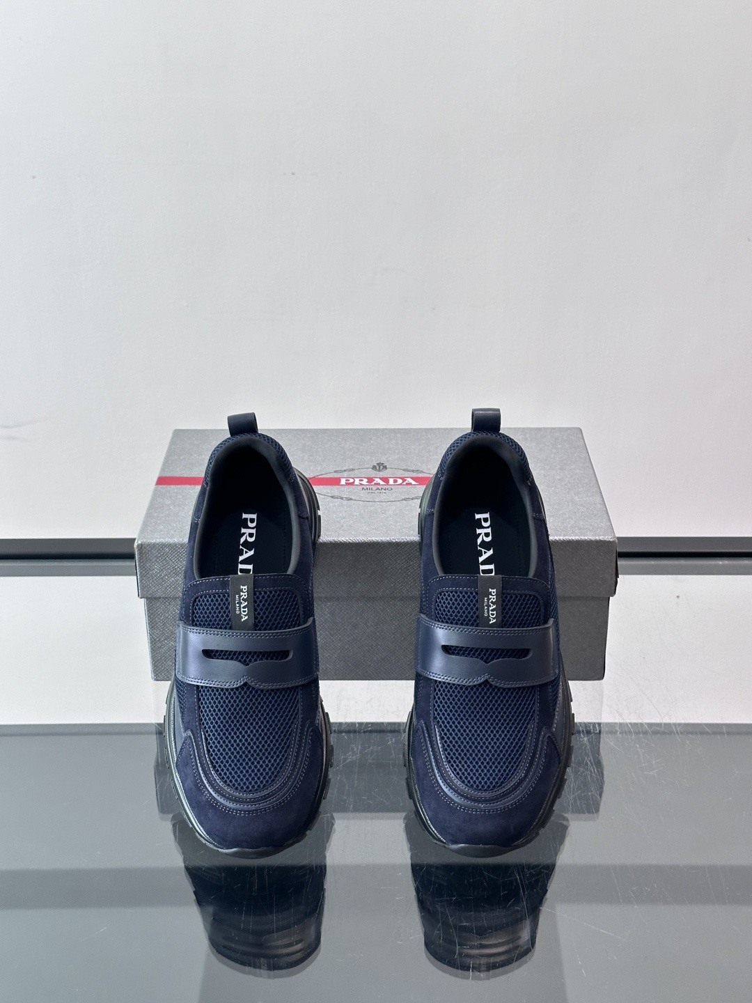 Prada 男士运动鞋，采用网布+织物拼接，搭配标志性魔术贴，穿脱超方便！厚底设计，缓震舒适，日常穿搭或