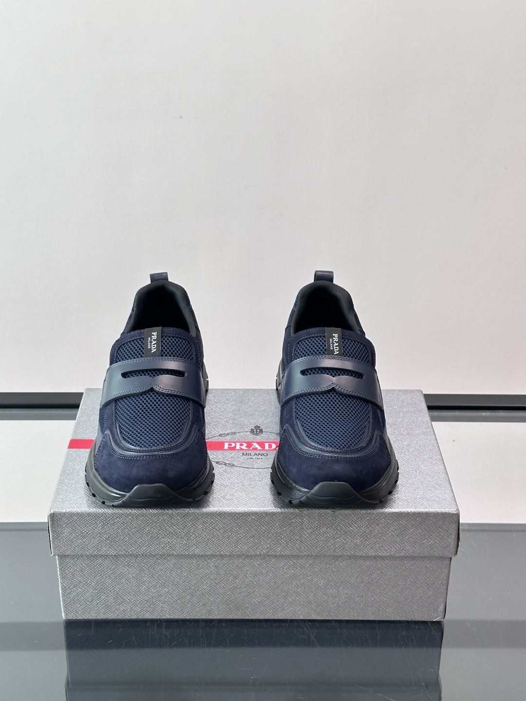 Prada 男士运动鞋，采用网布+织物拼接，搭配标志性魔术贴，穿脱超方便！厚底设计，缓震舒适，日常穿搭或