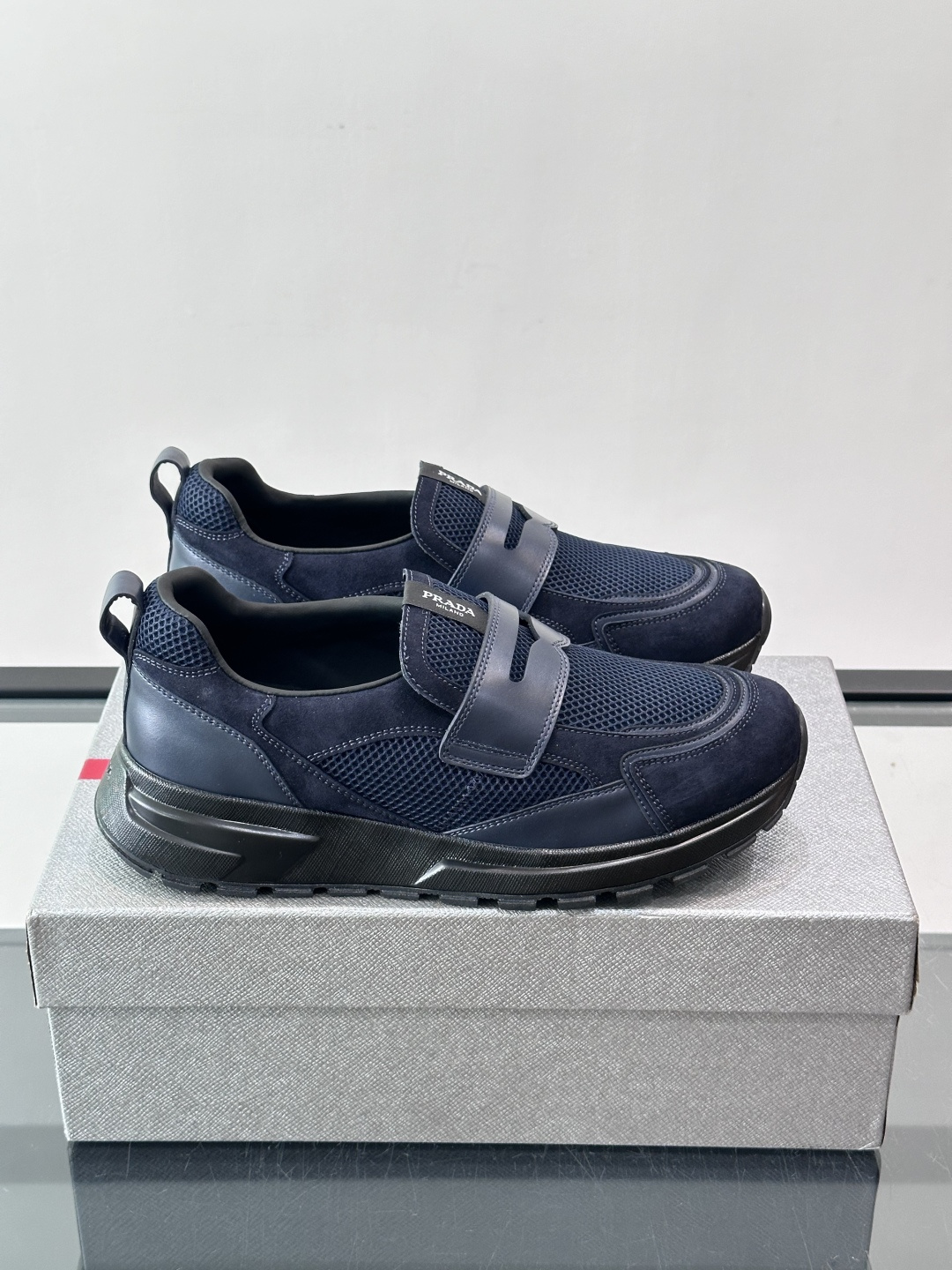 Prada 男士运动鞋，采用网布+织物拼接，搭配标志性魔术贴，穿脱超方便！厚底设计，缓震舒适，日常穿搭或