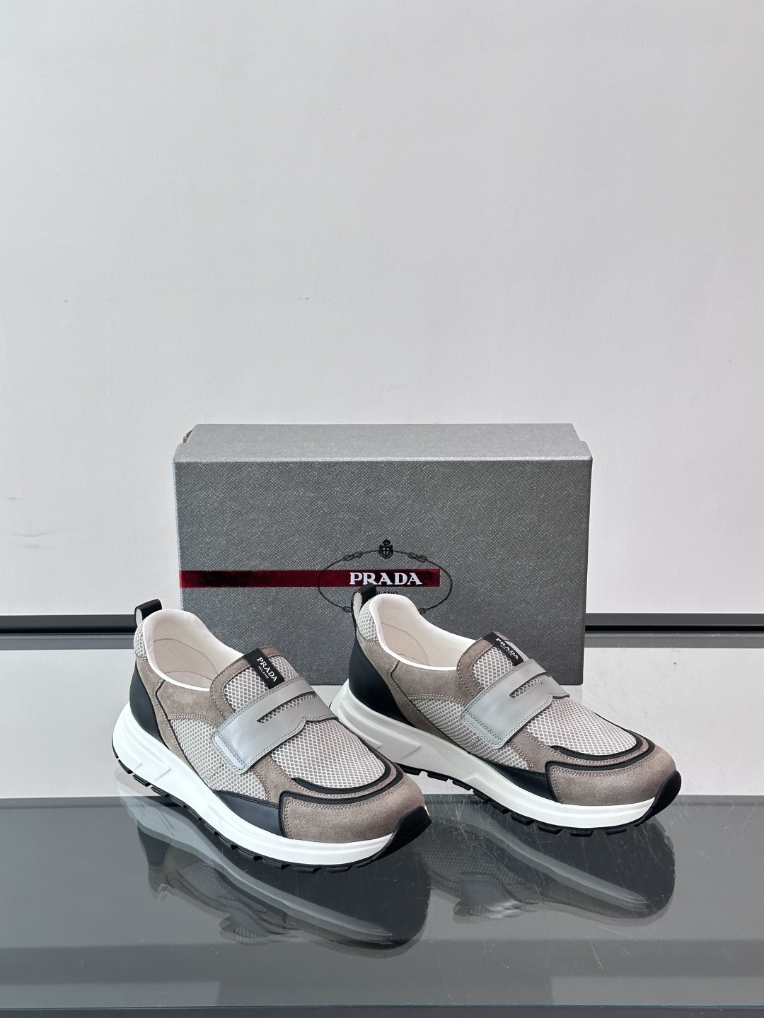 Prada 男士运动鞋，采用网布+织物拼接，搭配标志性魔术贴，穿脱超方便！厚底设计，缓震舒适，日常穿搭或