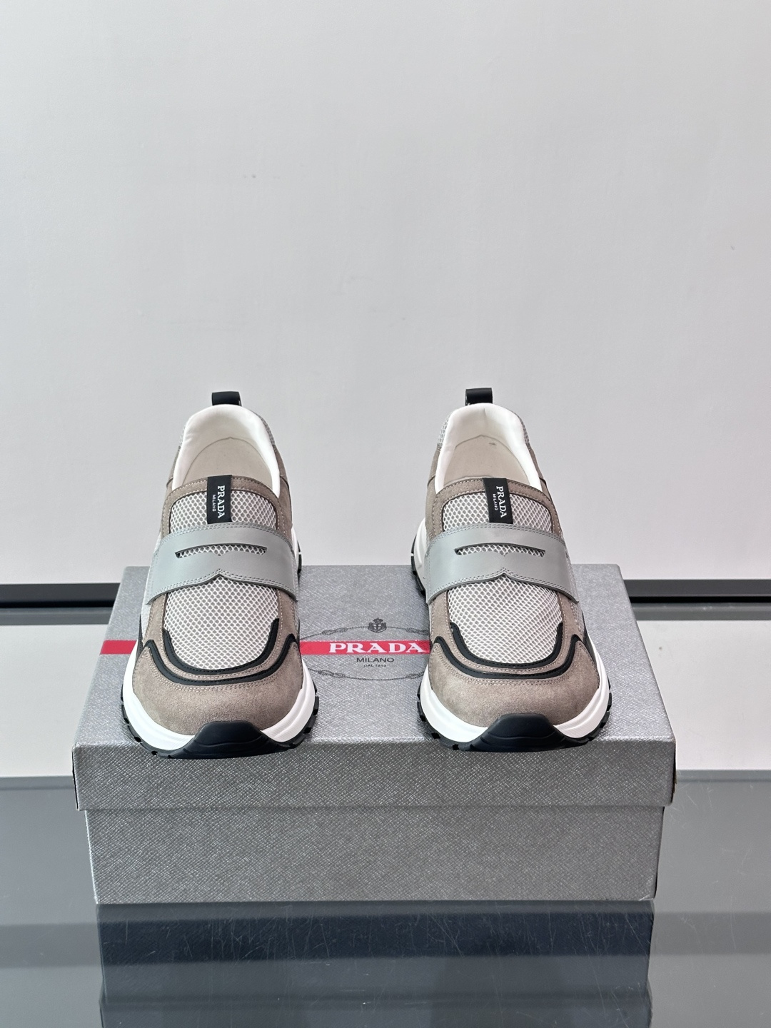 Prada 男士运动鞋，采用网布+织物拼接，搭配标志性魔术贴，穿脱超方便！厚底设计，缓震舒适，日常穿搭或