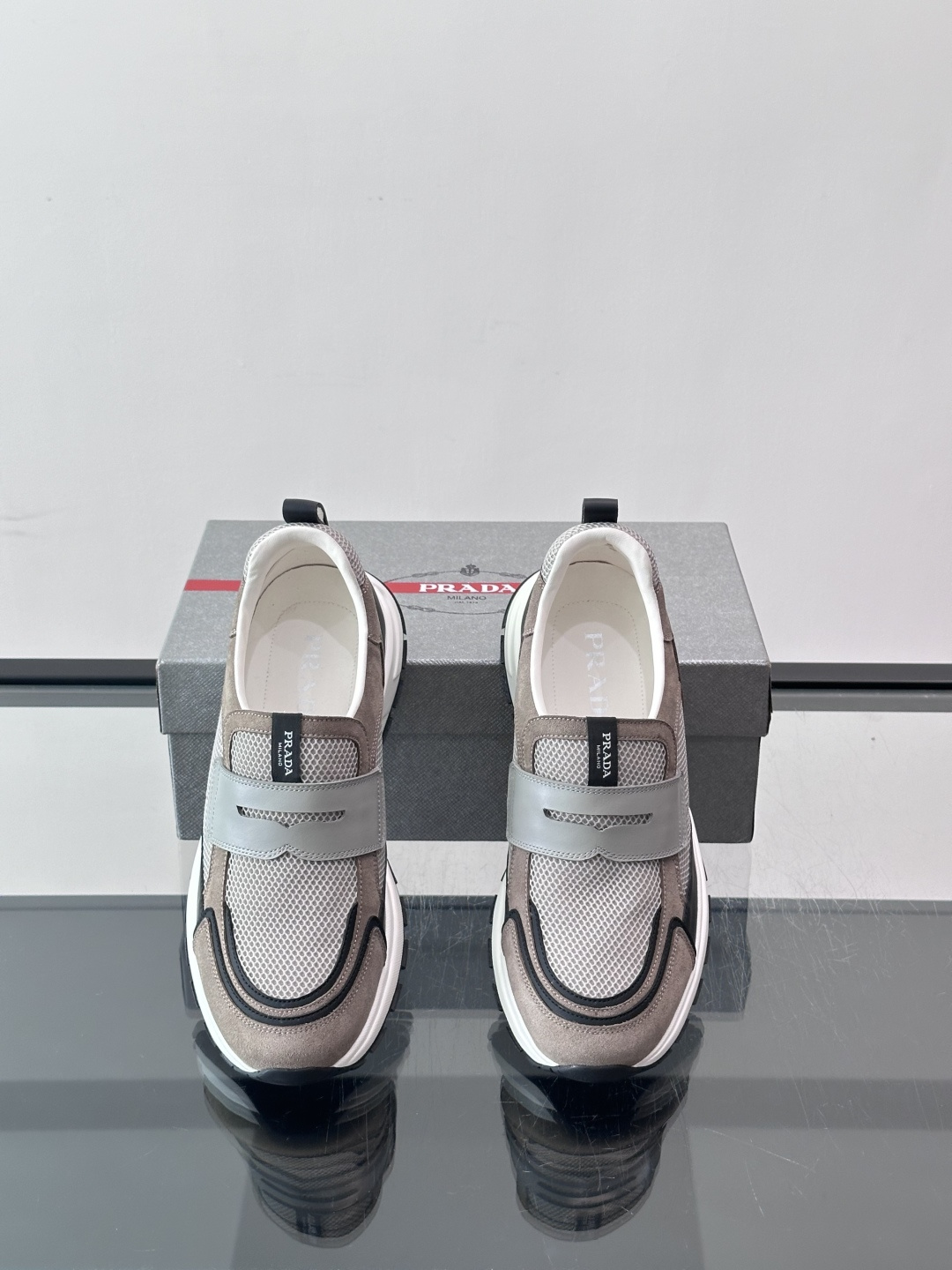 Prada 男士运动鞋，采用网布+织物拼接，搭配标志性魔术贴，穿脱超方便！厚底设计，缓震舒适，日常穿搭或