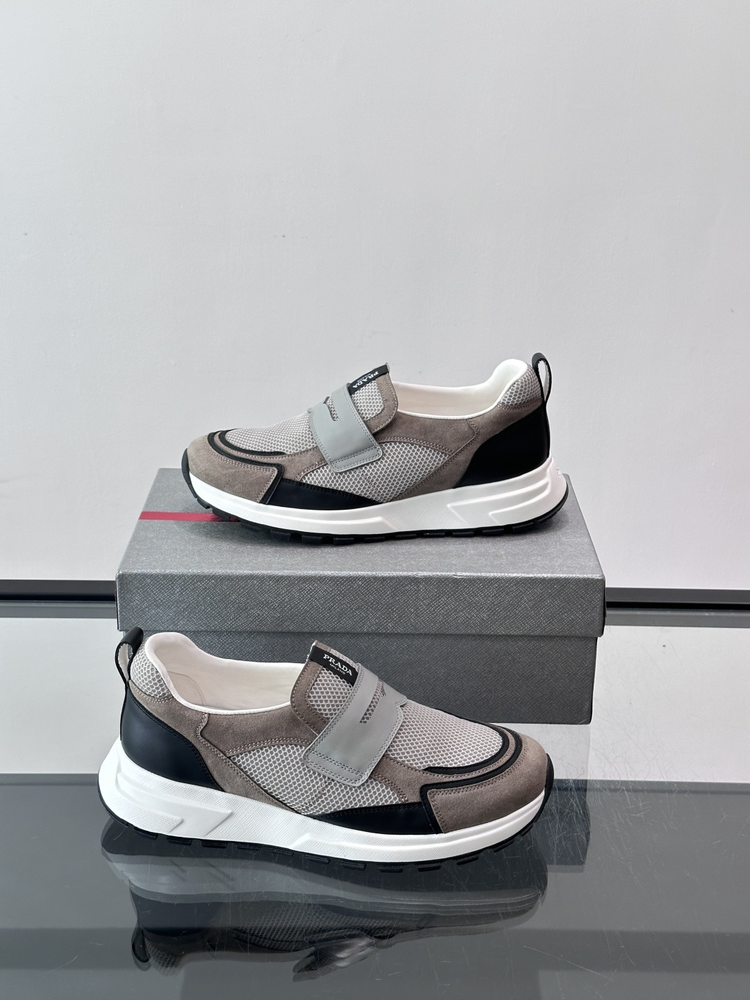Prada 男士运动鞋，采用网布+织物拼接，搭配标志性魔术贴，穿脱超方便！厚底设计，缓震舒适，日常穿搭或