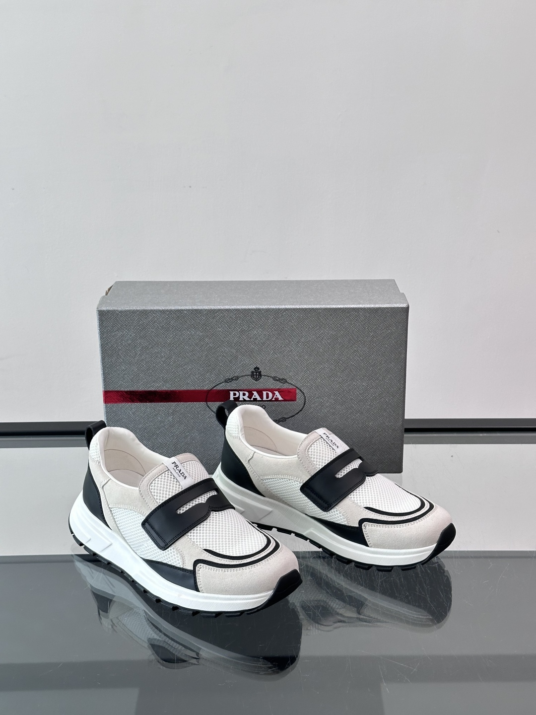 Prada 男士运动鞋，采用网布+织物拼接，搭配标志性魔术贴，穿脱超方便！厚底设计，缓震舒适，日常穿搭或