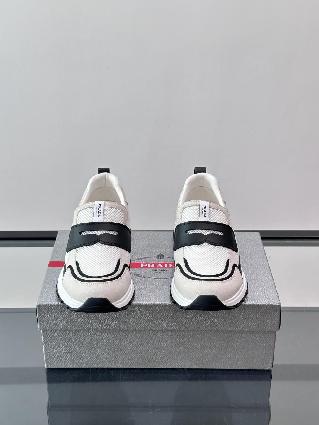 Prada 男士运动鞋，采用网布+织物拼接，搭配标志性魔术贴，穿脱超方便！厚底设计，缓震舒适，日常穿搭或