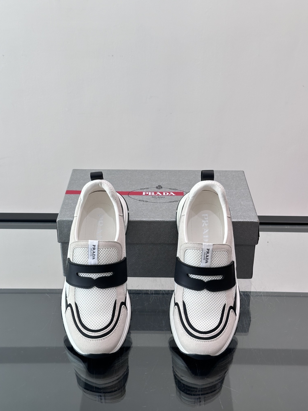 Prada 男士运动鞋，采用网布+织物拼接，搭配标志性魔术贴，穿脱超方便！厚底设计，缓震舒适，日常穿搭或