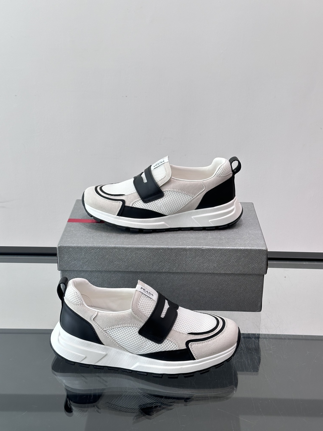 Prada 男士运动鞋，采用网布+织物拼接，搭配标志性魔术贴，穿脱超方便！厚底设计，缓震舒适，日常穿搭或