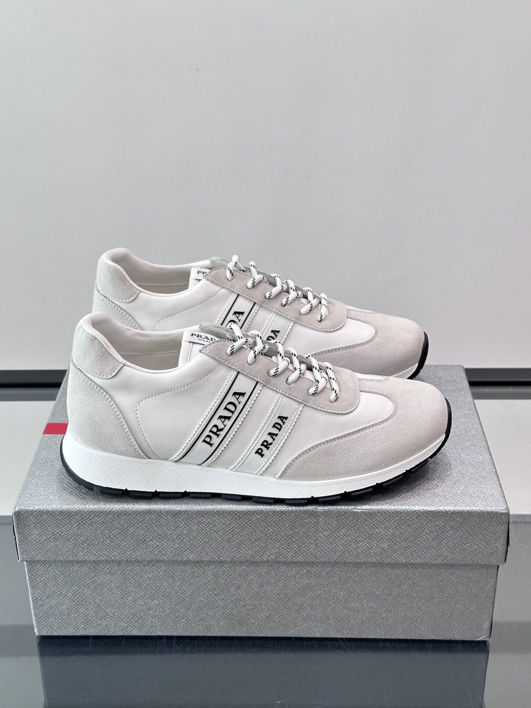 👟Prada运动鞋采用皮革+麂皮拼接，简约又有辨识度。侧面黑色“PRADA”标志超吸睛，橡胶鞋底抓地力和