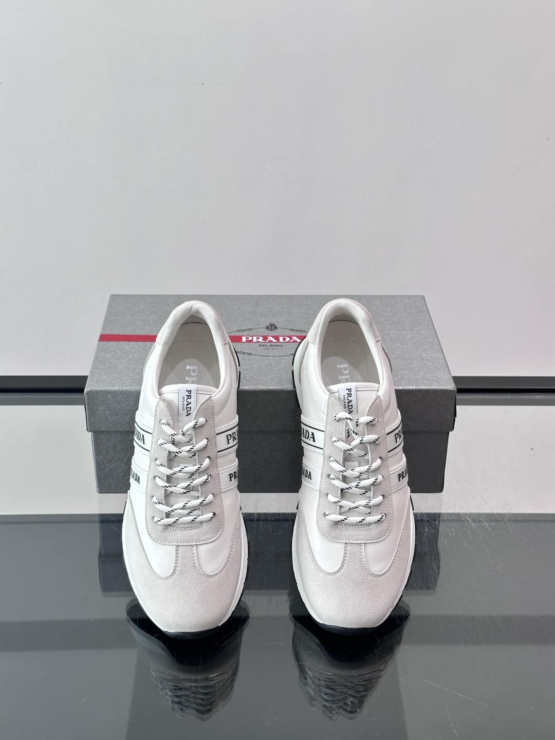 👟Prada运动鞋采用皮革+麂皮拼接，简约又有辨识度。侧面黑色“PRADA”标志超吸睛，橡胶鞋底抓地力和
