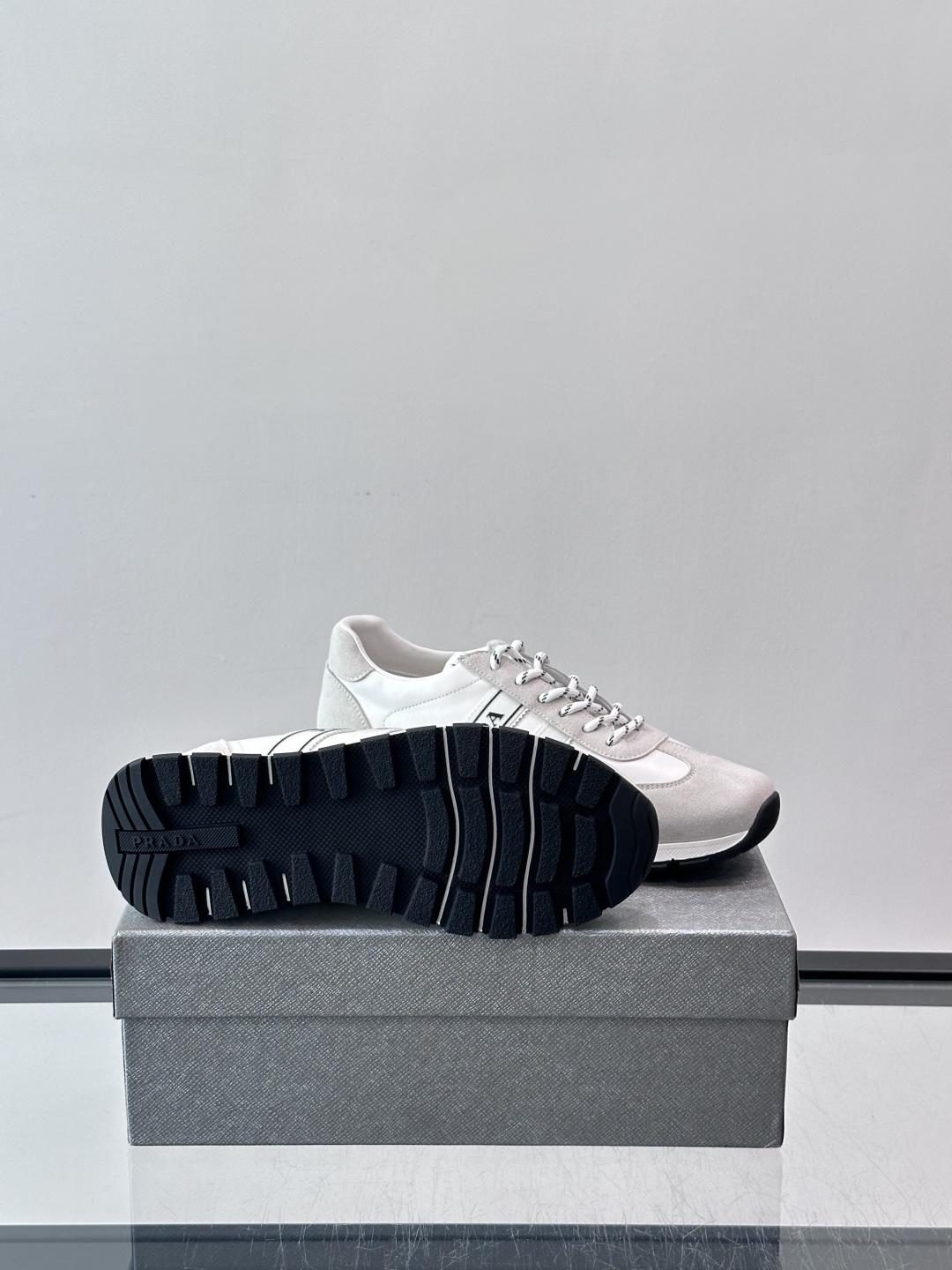 👟Prada运动鞋采用皮革+麂皮拼接，简约又有辨识度。侧面黑色“PRADA”标志超吸睛，橡胶鞋底抓地力和