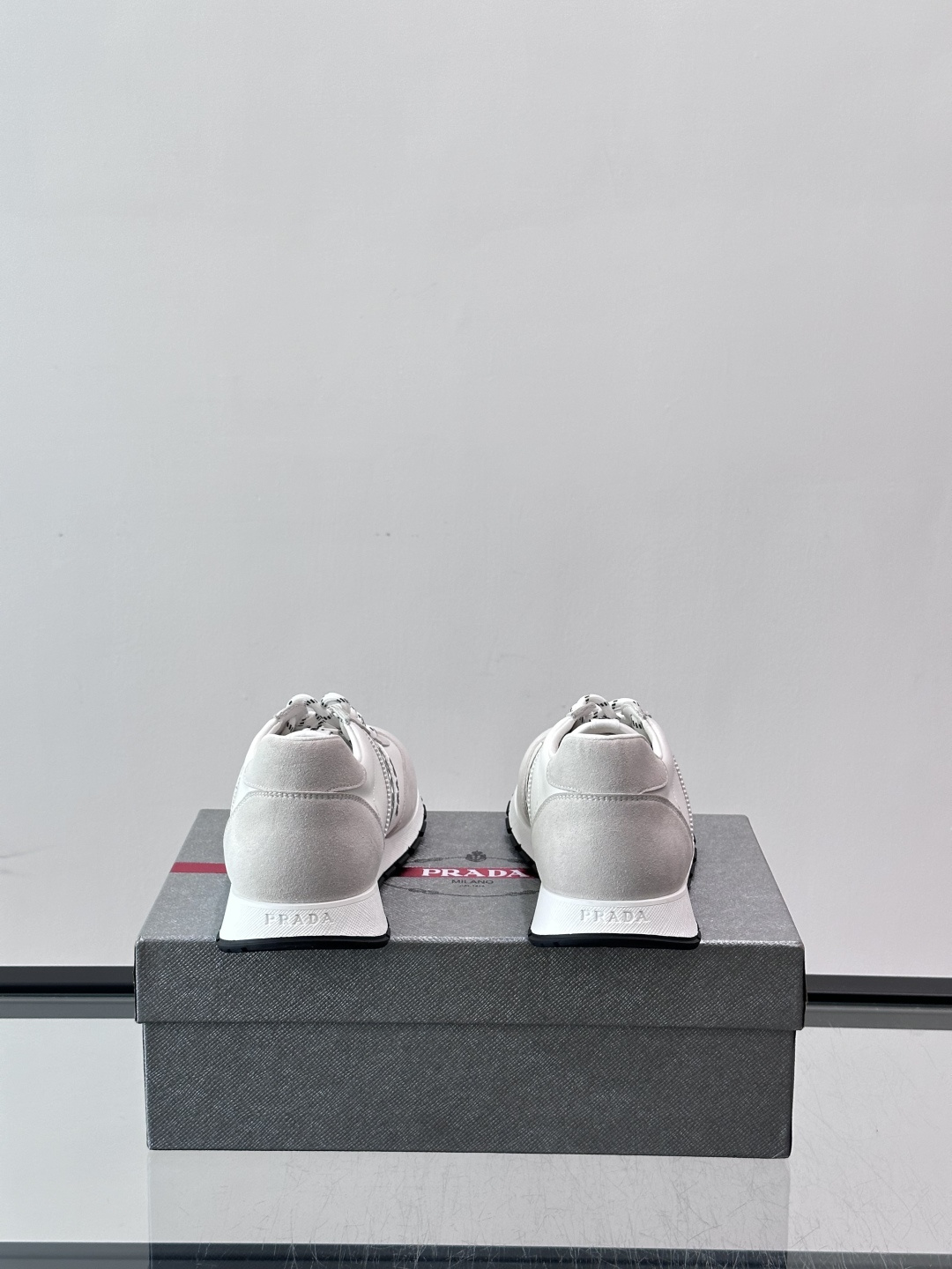👟Prada运动鞋采用皮革+麂皮拼接，简约又有辨识度。侧面黑色“PRADA”标志超吸睛，橡胶鞋底抓地力和