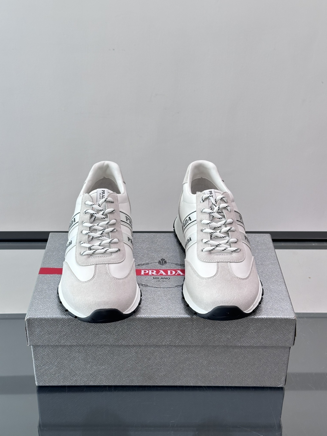 👟Prada运动鞋采用皮革+麂皮拼接，简约又有辨识度。侧面黑色“PRADA”标志超吸睛，橡胶鞋底抓地力和