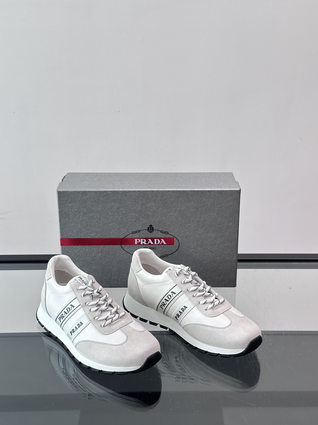 👟Prada运动鞋采用皮革+麂皮拼接，简约又有辨识度。侧面黑色“PRADA”标志超吸睛，橡胶鞋底抓地力和