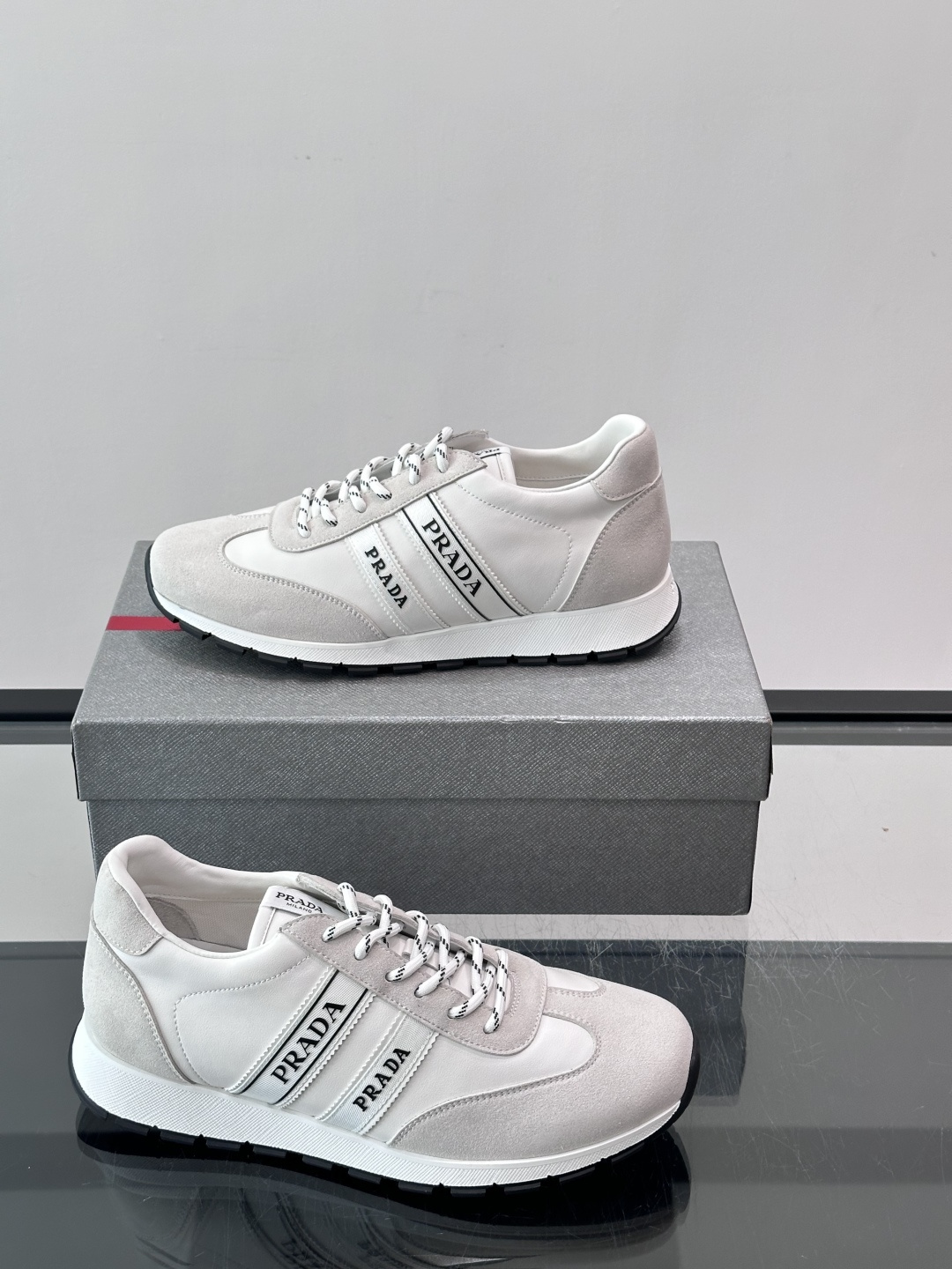 👟Prada运动鞋采用皮革+麂皮拼接，简约又有辨识度。侧面黑色“PRADA”标志超吸睛，橡胶鞋底抓地力和