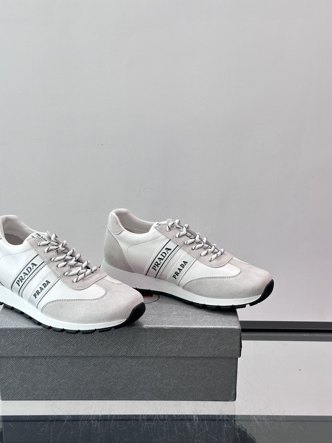 👟Prada运动鞋采用皮革+麂皮拼接，简约又有辨识度。侧面黑色“PRADA”标志超吸睛，橡胶鞋底抓地力和