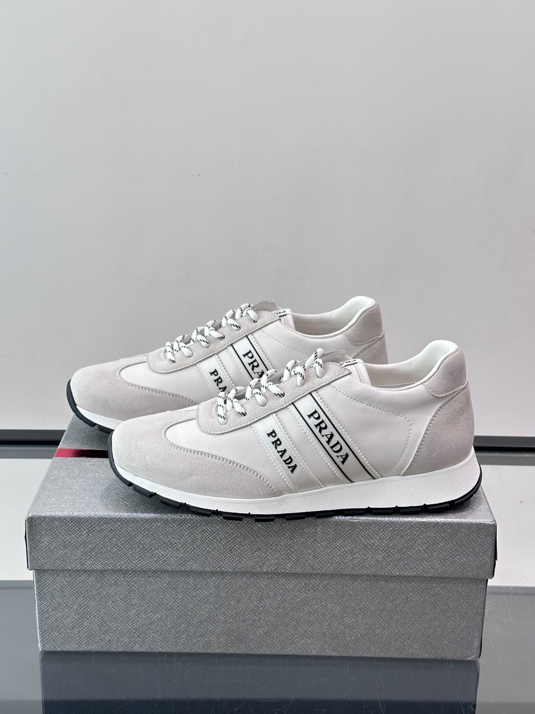 👟Prada运动鞋采用皮革+麂皮拼接，简约又有辨识度。侧面黑色“PRADA”标志超吸睛，橡胶鞋底抓地力和