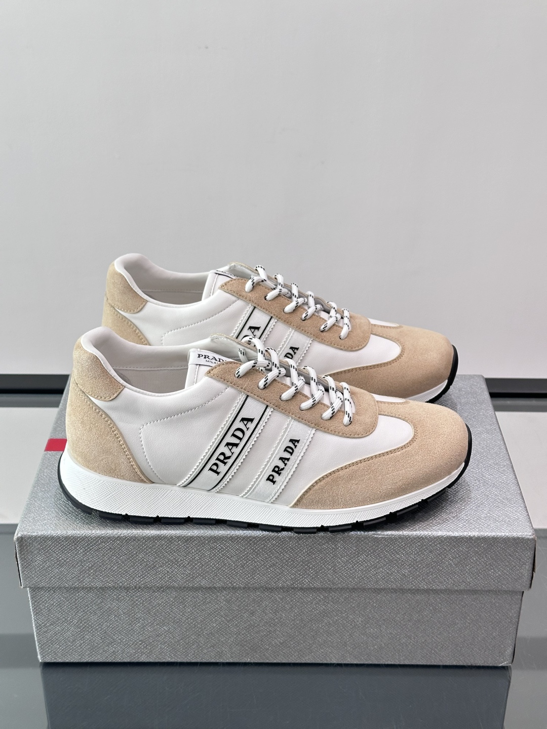 👟Prada运动鞋采用皮革+麂皮拼接，简约又有辨识度。侧面黑色“PRADA”标志超吸睛，橡胶鞋底抓地力和
